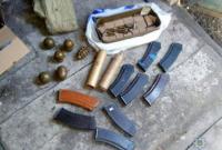 В Донецкой области в заброшенном доме нашли 1,5 тысячи патронов и два гранатомета