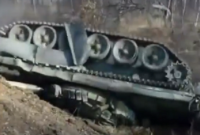 В России танк Т-72 перевернулся на трассе и слетел в кювет (видео)