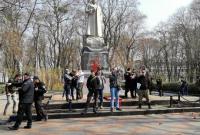 Возле памятника Ватутину в Киеве пожилая женщина получила ожог глаз