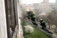 Пожар в Киеве: медики реанимировали мужчину, которого без признаков жизни вынесли из горящей квартиры