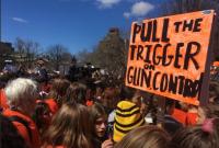 В США тысячи школьников вышли на демонстрацию за ужесточение контроля над оружием