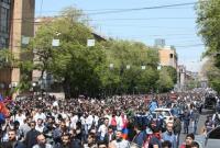 Десятки тысяч людей вышли на улицы Еревана, радуясь отставке премьера Саргсяна