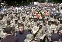 К протестному движению в Армении присоединились военные (видео)