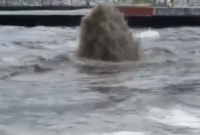 На пляже в Одессе забил огромный гейзер из грязи (видео)