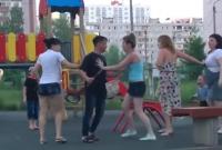 В России молодые мамы устроили пьяную драку на детской площадке (видео)