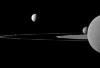 Ученые зафиксировали странные звуки между Сатурном и его спутником  (видео)