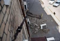 Во Львове обвалилась часть балкона вместе с мужчиной, стоявшим на нем
