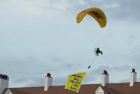 В Шотландии парапланерист пролетел над курортом Трампа с протестным плакатом