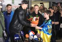 "После боя еще не спал": Усик вернулся в Украину после победы в РФ над Гассиевым (видео)
