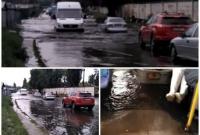 Ливень в Киеве: на одной из улиц образовалась огромная лужа, вода затопила салон автобуса с пассажирами