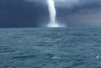 "Торнадо, 500 метров от нас": рыбаки сняли на видео два смерча в Черном море