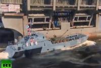 На российском военно-морском параде катер ВМФ РФ врезался в опору моста (видео)