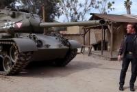 Шварценеггер переехал лимузин на личном танке (видео)