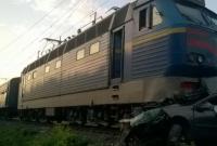 Под Киевом автомобиль попал под поезд, есть погибшие