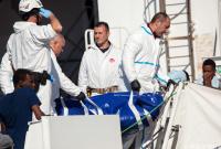 Италия на фоне международного скандала приняла судно с более чем 900 спасенными мигрантами
