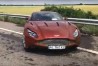 На трассе "Харьков-Днепр" бросили попавший в ДТП суперкар Aston Martin DB11 (видео)