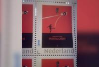 В Нидерландах напечатали почтовые марки с футболистом, сбивающим мячом лайнер MH17