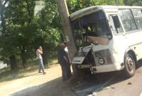 В Чернигове водитель маршрутки из-за потасовки с пассажиром врезался в электроопору