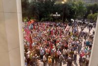 Стычки под Радой: митингующие прорвались к стенам парламента
