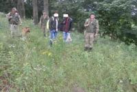 Пробирались через лес к границе: во Львовской области задержали двух граждан Индии