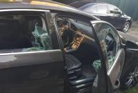 В Киеве на Печерске преступники со стрельбой отняли у мужчины сумку с деньгами и избили его авто