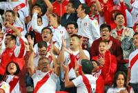Российский самолет с футбольными фанатами Перу задымился в воздухе
