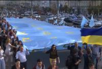На Крещатике развернули 38-метровый крымскотатарский флаг (видео)