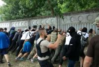 В Конча-Заспе националисты снесли забор: закрывал доступ к Днепру