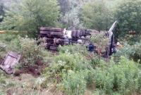 В Черновцах бетоновоз упал с моста, водитель погиб