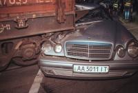 В Киеве Mercedes влетел в вагон, перевозивший танк