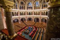 Верховный суд Венгрии отобрал один парламентский мандат у партии Орбана