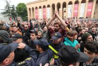 В Тбилиси полиция снесла палатки участников акции против проведения антинаркотических рейдов