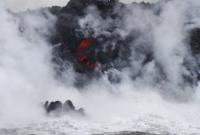 Извержение вулкана на Гавайях: лава достигла океана, образовалась токсичное облако