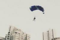 Экстремал прыгнул с киевской многоэтажки с парашютом