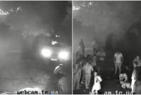 В Тернополе камера видеонаблюдения зафиксировала наезд на мужчину, который сидел на бордюре