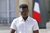 Шаг к гражданству. Спасший ребенка "человек-паук" из Мали получил вид на жительство во Франции