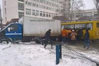 Масштабное ДТП в Киеве: грузовик снес ограждение скоростного трамвая