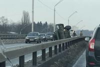 В Киеве на путепроводе опрокинулся бронеавтомобиль Кугуар
