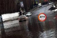 В Дарницком районе Киева улица превратилась в озеро: в водоеме глохнут иномарки (видео)