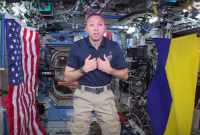В Украину приехал космонавт NASA, развернувший на орбите украинский флаг (видео)