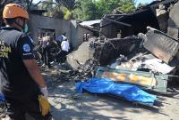 На Филиппинах самолет врезался в жилой дом. Погибли не менее 10 человек