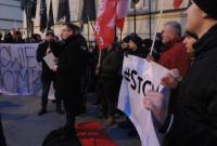 Под посольством Украины в Варшаве польские националисты сожгли портреты Бандеры и Шухевича