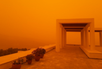 Пыльная буря превратила остров Крит в Марс