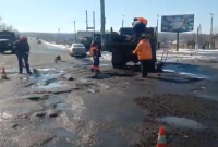 Асфальт - прямо в лужи: весенний ремонт дорог на Донбассе показали на видео