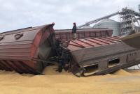 На Одесщине поезд с зерном рухнул с высоты нескольких метров
