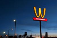 W вместо M. Впервые в истории McDonald's изменил логотип в честь 8 марта
