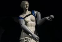 В Париже копии статуи Венеры Милосской одели протезы рук