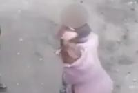 В Днепре девушка избила школьницу и заставила ее стать на колени (видео)