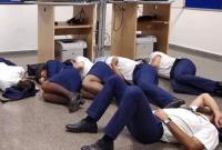 Ryanair уволила шестерых сотрудников из-за фото, где они спят на полу