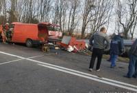 На Рівненщині мікроавтобус влетів у вантажівку, троє загиблих